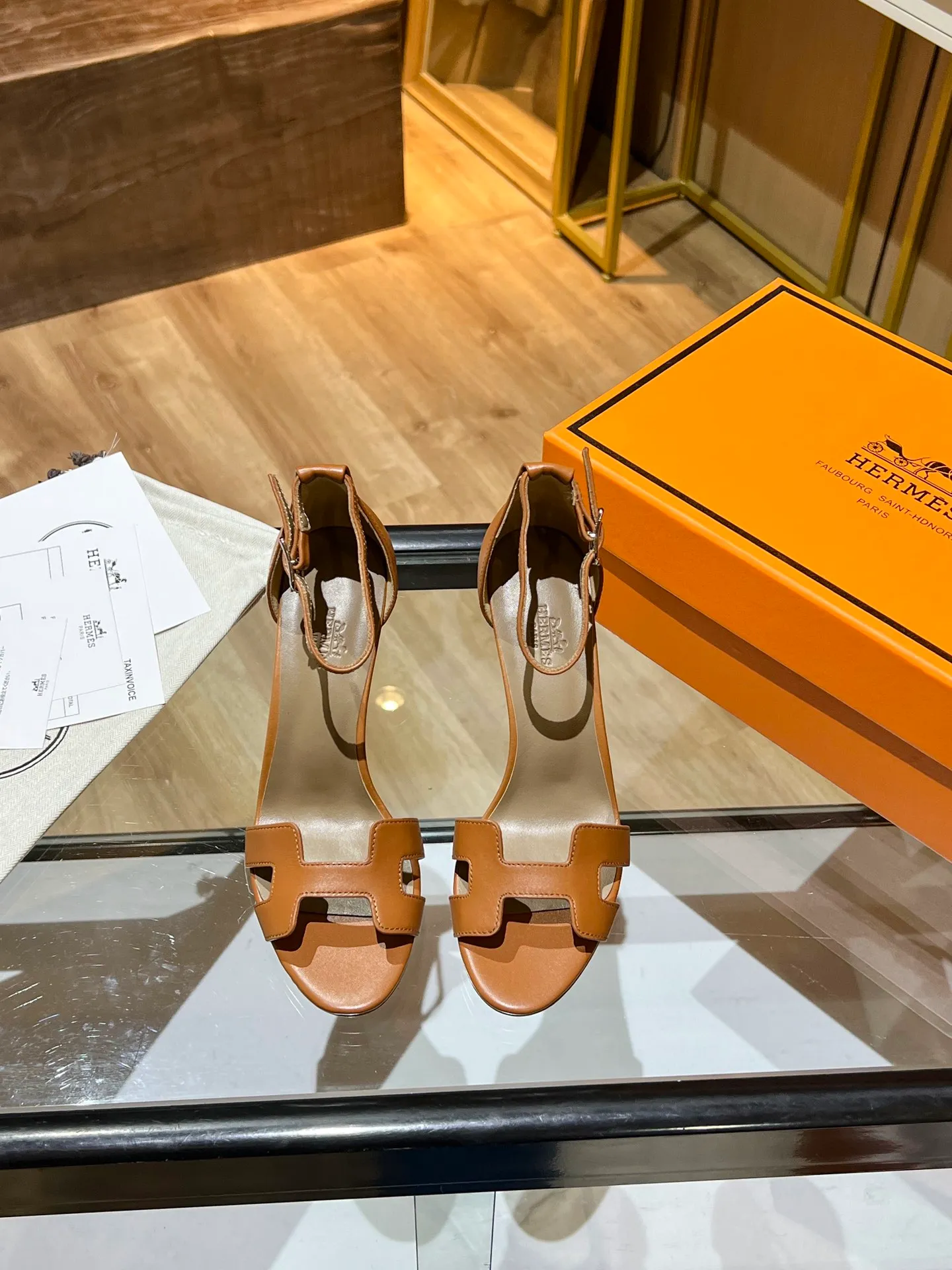 👟👟Ex-factory price 600👟👟 Hermès high-heeled sandals Hermès high-heeled shoes are the simplest, most durable and elegant I have ever seen! ! ! It can hold any style, and the height of 10.5cm is easy to control. Each color has its own unique style. You must buy this one, it is really easy to wear and look good! size: 35-40 (34.40.41 customization is non-returnable and non-exchangeable)
